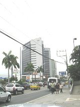 Guayaquil, der Turm des World Trade
                          Center WTC an der Orellana-Allee (Avenida
                          Orellana) im Hochformat
