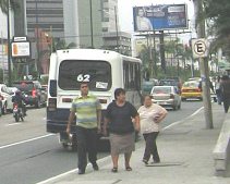 Guayaquil, der Turm des World Trade
                          Center WTC an der Orellana-Allee (Avenida
                          Orellana) mit Fettschtigen im Vordergrund