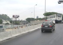 Guayaquil, ein Strassenviadukt (03), hier an der
                Lamm-Allee (Avenida Cordero) mit Kurve und mit einem
                Bus, der gerade die Kurve passiert