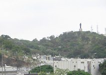 Guayaquil, Sicht auf den Hauptfriedhof
                ("Cementerio General") vom Viadukt der
                Lamm-Allee aus (Avenida Cordero)