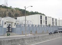 Guayaquil, la entrada del cementerio en
                            la Avenida Gibert