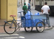 Guayaquil, ein Lastenvelo mit grossen
                          Wasserflaschen
