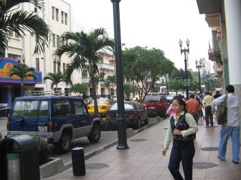 Zentrum von Guayaquil, am Boulevard des
                          9. Oktober (Bulevar 9 de Octubre), die alten
                          Laternen sind passend zu alten H�usern
                          gehalten