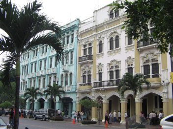 Zentrum von Guayaquil, alte H�user am
                          Boulevard des 9. Oktober (Bulevar Nueve de
                          Octubre) (01)