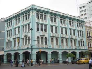 Zentrum von Guayaquil, alte H�user am Boulevard des
              9. Oktober (Bulevar Nueve de Octubre) (03)