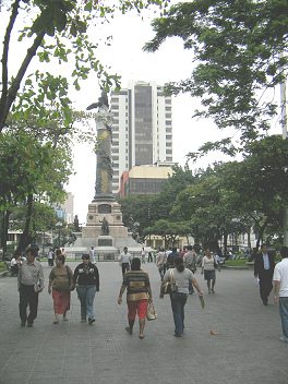 Zentrum von Guayaquil, das Denkmal am
                          Jahrhundertplatz ("Plaza del
                          Centenario") mit der
                          "Heldens�ule" ("Columna de los
                          Pr�ceres")