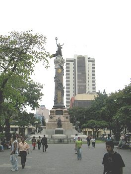 Zentrum von Guayaquil, das Denkmal am
                          Jahrhundertplatz ("Plaza del
                          Centenario") mit der "S�ule der
                          Ber�hmtheiten" ("Columna de los
                          Pr�ceres"), Nahaufnahme