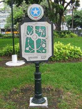 Centro de Guayaquil, placa y escudo a la
                          "Plaza del Centenario"