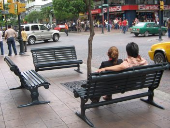 Zentrum von Guayaquil, eine Sitzgruppe
                          mit drei B�nken rund um einen Baum mit
                          Baumscheibe