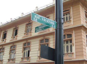 Zentrum von Guayaquil, ein Strassenschild
                          des Boulevards des 9. Oktober ("Bulevard
                          9 de Octubre")
