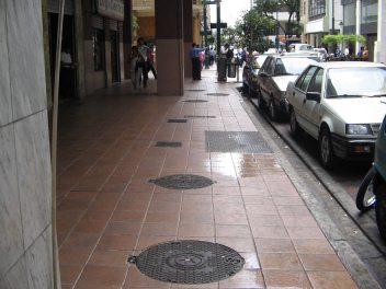 Zentrum von Guayaquil, Boulevards des 9.
                          Oktober ("Bulevard 9 de Octubre"),
                          Trottoir in Kacheln gelegt
