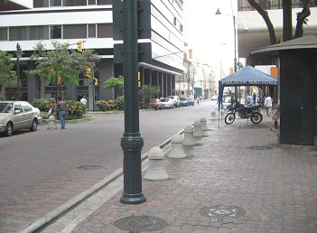 Zentrum von Guayaquil, Boulevards des 9.
                          Oktober ("Bulevard 9 de Octubre"),
                          da stehen die Polder so wie Schachfiguren