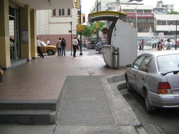 Zentrum von Guayaquil, geriffelte
                          Trottoirrampe aus Zement neben Stufen