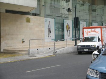 Zentrum von Guayaquil, Trottoirrampe mit
                          Gel�nder neben Stufen