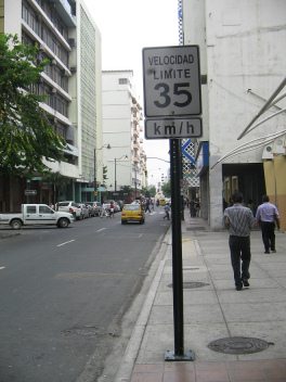 Zentrum von Guayaquil, ein Verkehrsschild
                          signalisiert eine H�chstgeschwindigkeit von 35
                          km/h