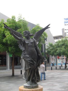 Fussg�ngerzone von Guayaquil an der
                          Pichincha-Allee, die Figur des weiblichen
                          Trompetenengels, Nahaufnahme