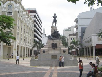 Zentrum von Guayaquil, das Sucre-Denkmal
                          in der Fussg�ngerzone, Kreuzung
                          Pichincha-Allee / Ball�n-Strasse (Avenida
                          Pichincha / Calle Clemente Ball�n)