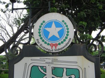 Centro de Guayaquil, la estrella
                          comunista a la "Plaza del
                          Centenario" con la inscripci�n "Por
                          Guayaquil Independiente", primer plano
