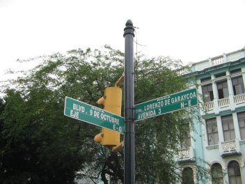 Centro de Guayaquil, se�al de tr�nsito
                          Bulevar 9 de Octubre / Avenida Lorenzo de
                          Garaycoa