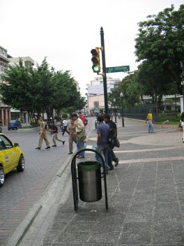 Centro de Guayaquil, son siempre cubos de
                          basura m�viles con protecci�n de lluvia en
                          metal verde