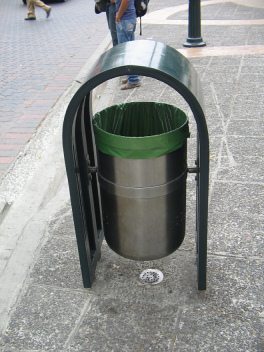 Centro de Guayaquil, cubo de basura m�vil
                          con protecci�n met�lico verde, primer plano