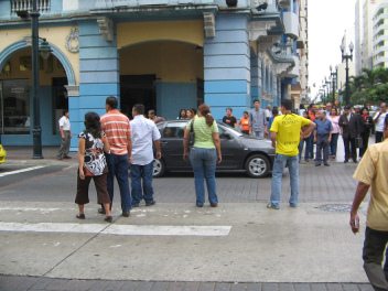 Centro de Guayaquil, isla de peatones a
                          la Avenida Garaycoa con peatones
