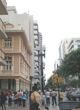 Centro de Guayaquil, rinc�n Bulevar 9 de
                          Octubre / Avenida Escobedo, con vieja
                          arquitectura entre bloques de viviendas
