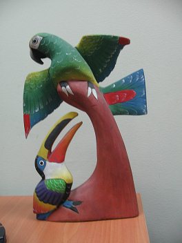 Estatua pintada de madera de balas con un
                          loro y un tucan en una oficina de la
                          administraci�n municipal