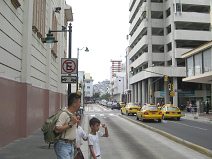 Guayaquil, eine Busspur des
                          Schnellbussystems "Metrova"