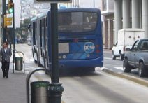 Guayaquil, ein moderner Metrobus der
                          Metrova auf der Busspur, Rckseite