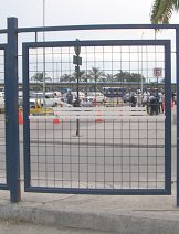 Guayaquil, Busbahnhof "Terminal
                          Terrestre", das Symbol fr den Terminal
                          Terrestre am Gitter