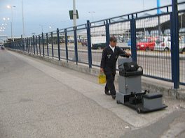 Guayaquil, Busbahnhof
                                    "Terminal Terrestre", da
                                    kommt ein Schuhputzer mit
                                    Schiebewagen