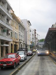Guayaquil, un metrobs de la Metrova con
                          luces al paradero Avenida Boyaca