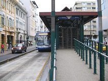 Guayaquil, ein Metrobus der Metrova an
                          der Haltestelle Boyaca-Allee mit dem Ziel
                          "Terminal Daule"