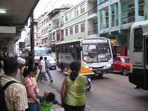 Guayaquil, Avenida Rumichaca, buses
                          normales