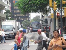 Vista a la otra direcci�n: Viene ya un
                          "metrob�s" moderno de la
                          "Metrov�a"