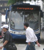 Guayaquil, un bus moderno de la Metrov�a
                          con el t�rmino "Caraguay"