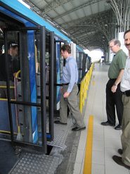 Guayaquil, un and�n del
                                      sistema Metrov�a en el terminal
                                      "R�o Daule" con rampa
                                      para una entrada a nivel del
                                      and�n.