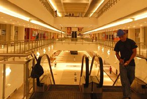 Guayaquil, Terminal Terrestre,
                                    vista interior antes de abrir [8]