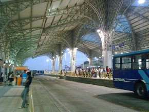 Guayaquil, el terminal
                                    "Ro Daule" del sistema
                                    Metrova, vista interior con muchos
                                    andenes [2]