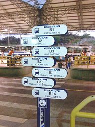 Guayaquil, der
                                      Metrova-Terminal "Ro
                                      Daule", Hinweistafeln fr die
                                      Busperrons (B1 Pascuales 1; B2
                                      Iguanas; B3 U de Bastin; B7 Flor
                                      de Bastin; B11 Mucho Lote -
                                      Ecuasal; B13 Mucho Lote Guamote;
                                      B14 Pascuales 2)