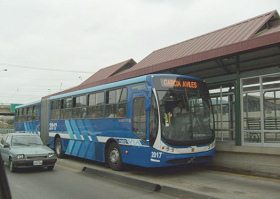 Guayaquil, Metrova, grosser
                                    Metrobus, Seitenansicht