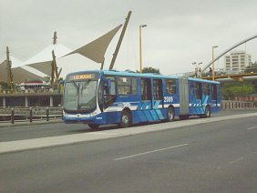 Guayaquil, Metrova, grosser
                                    Metrobus, Seitenansicht mit
                                    Trklappen