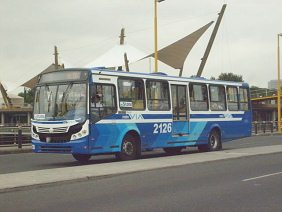 Guayaquil, Metrova, kleiner
                              Metrobus, Seitenansicht mit Trklappe