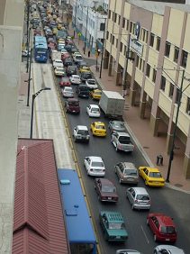 Guayaquil, Metrova-Busspur von Autos
                              benutzt und blockiert