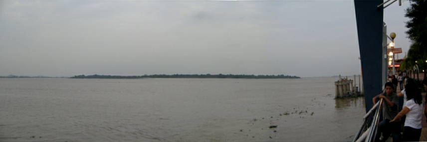 El
                      panorama de Guayaquil al "malec�n 2000"
                      al R�o Guayas, foto panor�mica