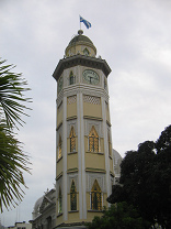 La torre de reloj de Guayaquil en
                                  el malec�n, parte superior