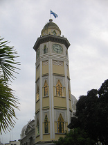 Der Uhrenturm ("Torre de
                                  Reloj") von Guayaquil am
                                  Guayas-Fluss, oberer Teil