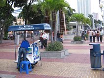 Hay comida, basureros y ejercicios
                        gimn�sticos, aqu� un puesto de bebidas a lado de
                        un gran basurero...