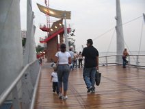 Guayaquil, malecn 2000, puente de madera
                        con mirador